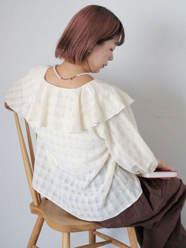 セール】 シアーチェックラッフル襟ブラウス（ブラック/キナリ