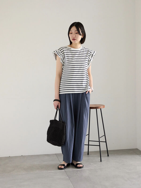 chesty チェスティ ストライプのフリル袖が特徴のネイビー半袖Tシャツ。 chesty チェスティ ストライプのフリル袖が特徴のネイビー半袖T
