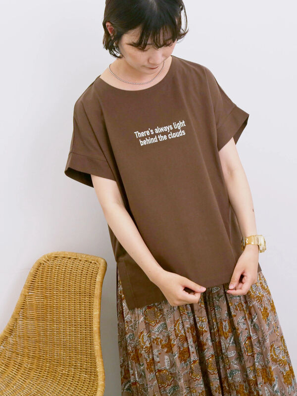 セール】 ロゴ刺繍フレンチスリーブTシャツ（オフホワイト/ブラック