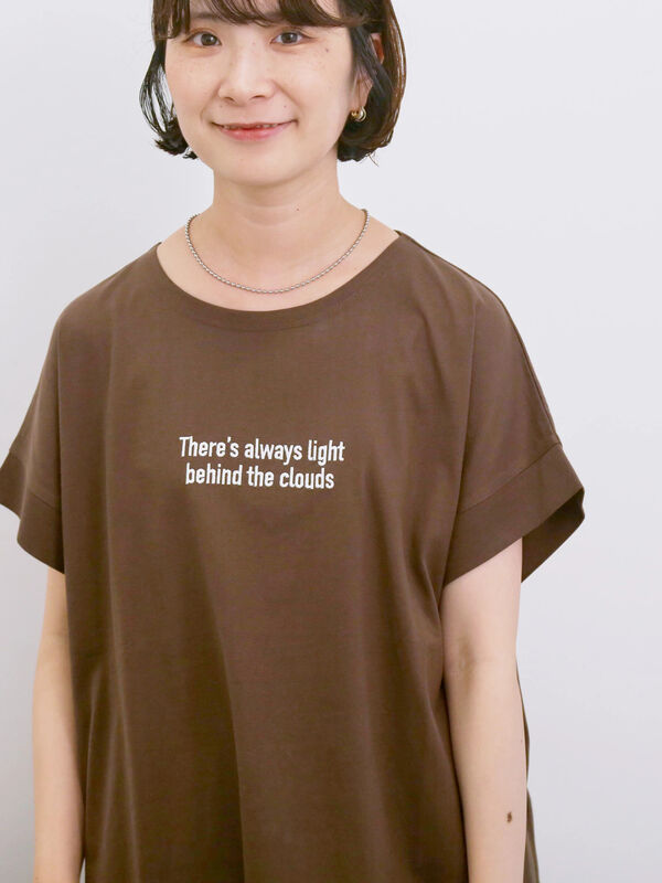 セール】 ロゴ刺繍フレンチスリーブTシャツ（オフホワイト/ブラック