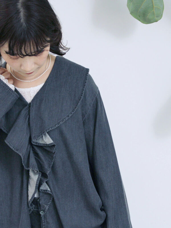 セール】 【ECO DENIM 】フリルブラウス（チャコールグレー/ブルー