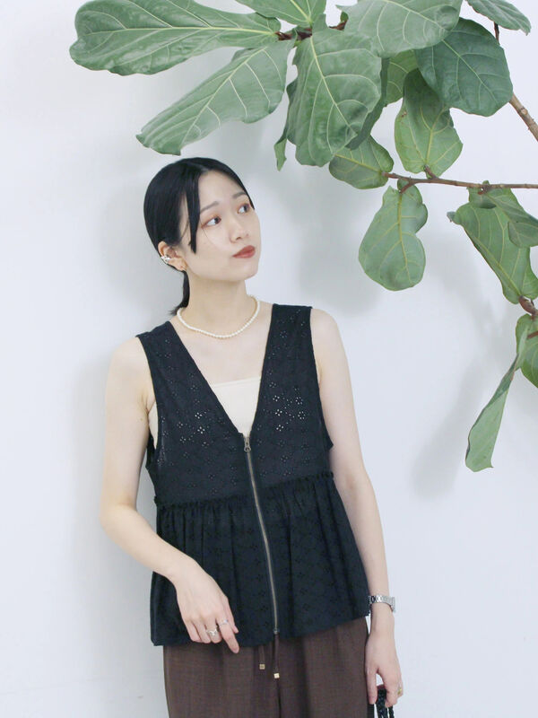 カットワークレースベスト（チャコールグレー）｜Samansa Mos2 blue（サマンサモスモス ブルー）通販
