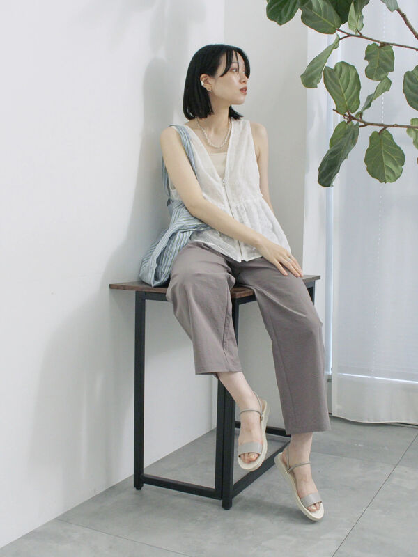 セール】 カットワークレースベスト（オフホワイト/チャコールグレー