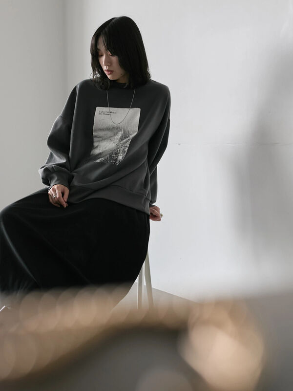 大幅値下げ！ スウェットグレー♡新品タグ付き セール】 ◎箔プリントスウェット（オフホワイト/チャコールグレー