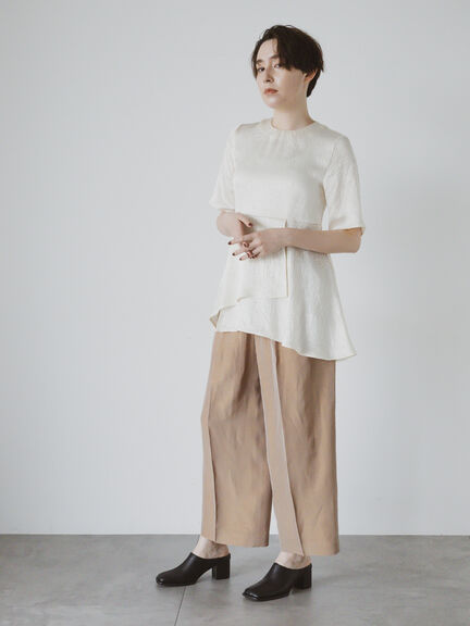 【JAPAN FABRIC】リンクルアセテートサテンペプラムブラウス《2025summer catalog item》（オフホワイト）｜Te chichi CLASSIC（テチチ クラシック）通販
