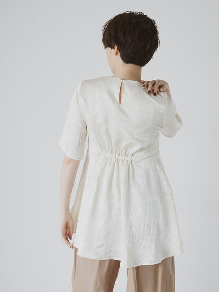 【JAPAN FABRIC】リンクルアセテートサテンペプラムブラウス《2025summer catalog item》（オフホワイト）｜Te chichi CLASSIC（テチチ クラシック）通販