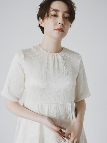 【JAPAN FABRIC】リンクルアセテートサテンペプラムブラウス《2025summer catalog item》（オフホワイト）｜Te chichi CLASSIC（テチチ クラシック）通販