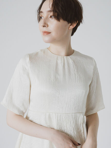 【JAPAN FABRIC】リンクルアセテートサテンペプラムブラウス《2025summer catalog item》（オフホワイト）｜Te chichi CLASSIC（テチチ クラシック）通販