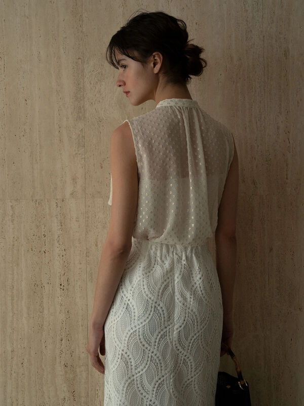 【JAPAN FABRIC】箔ドットジャガードラッフルヨークブラウス《2025summer catalog item》（ベージュ）｜Te chichi CLASSIC（テチチ クラシック）通販