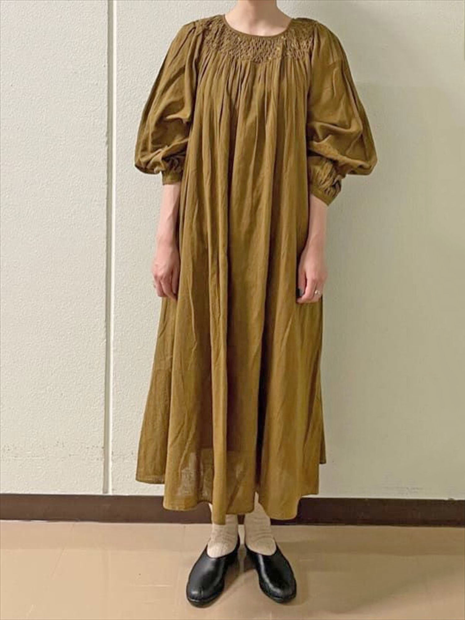 スモッキング刺繍ワンピース ブラック レッド オリーブ ワンピース Tsuharu By Samansa Mos2 ツハルバイサマンサモスモス 公式通販