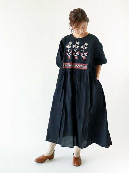 【web限定】ハンド刺繍ワンピース（ブラック）｜TSUHARU by Samansa Mos2（ツハルバイサマンサモスモス）通販
