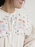 【WEB限定 Sサイズ】刺繍襟付き鉱物顔料染めワンピース（オフホワイト/ピンク/ベージュ）｜TSUHARU by Samansa Mos2（ツハルバイサマンサモスモス）通販