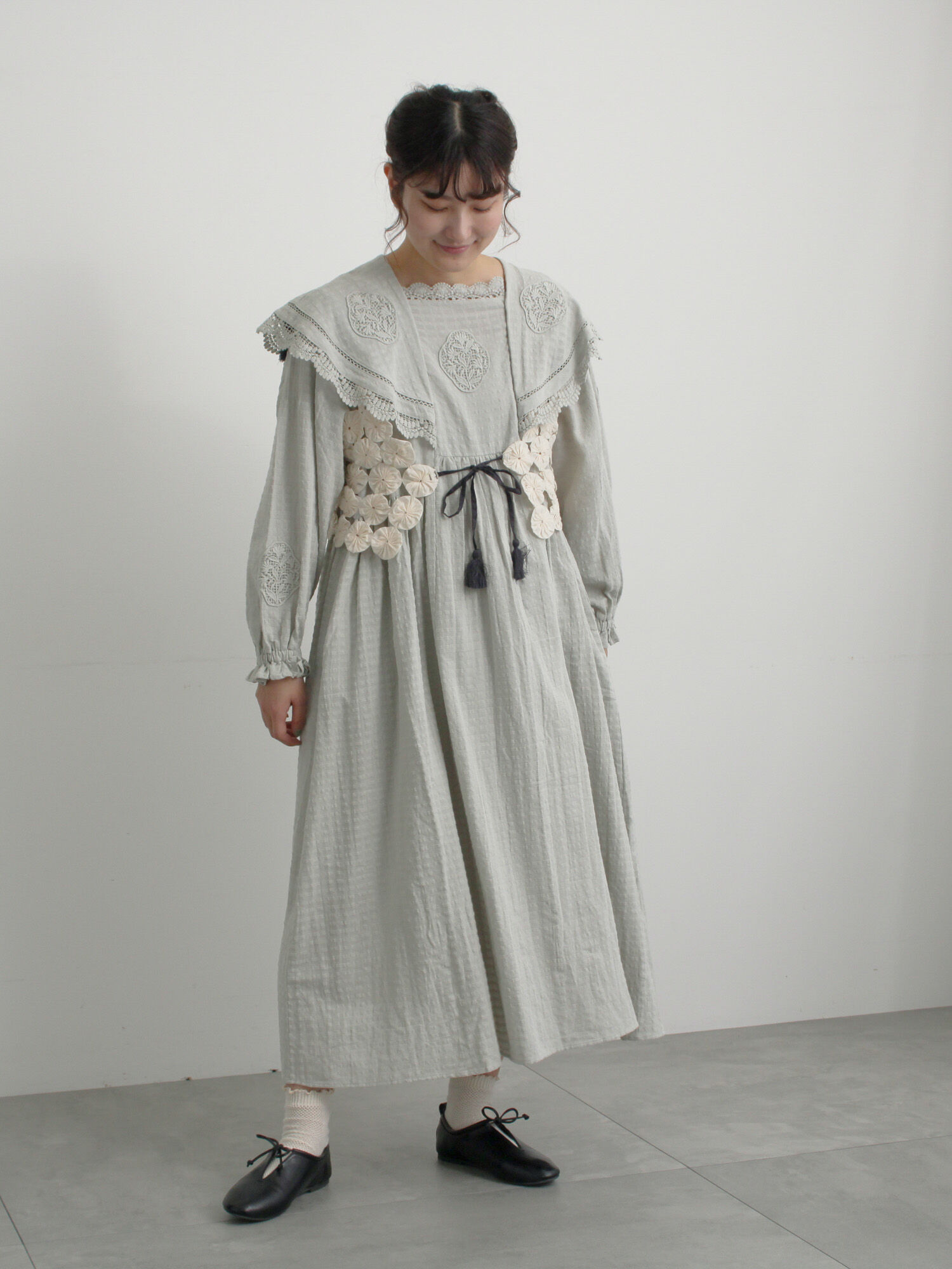 パーツレース刺繍ワンピース（オフホワイト/チャコールグレー