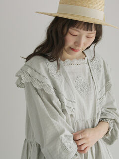 パーツレース刺繍ワンピース（オフホワイト/チャコールグレー/ミント