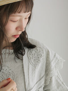 パーツレース刺繍ワンピース（オフホワイト/チャコールグレー/ミント