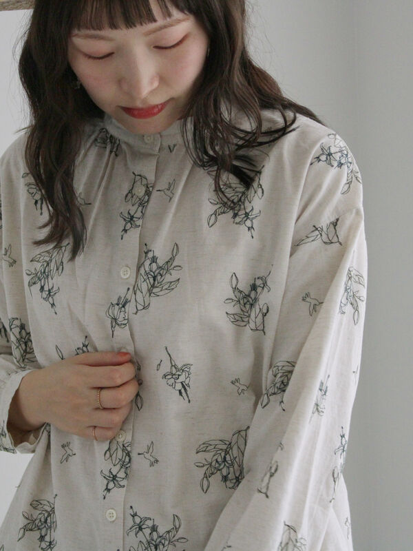 綿麻平織総柄刺繍ブラウス（キナリ）｜TSUHARU by Samansa Mos2（ツハルバイサマンサモスモス）通販
