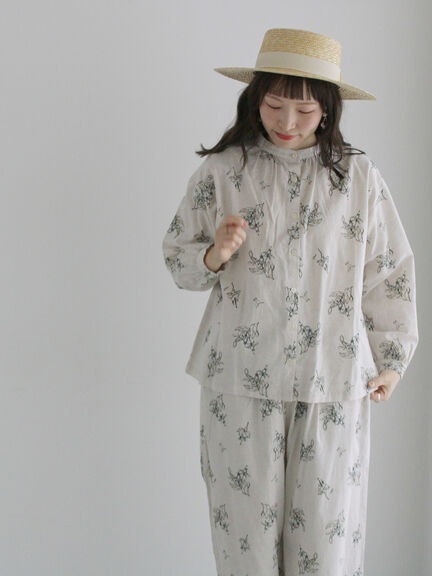 綿麻平織総柄刺繍ブラウス（ブルー/キナリ）｜TSUHARU by Samansa Mos2（ツハルバイサマンサモスモス）通販