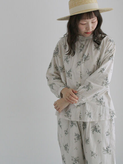 綿麻平織総柄刺繍ブラウス（ブルー/キナリ）｜TSUHARU by Samansa Mos2（ツハルバイサマンサモスモス）通販