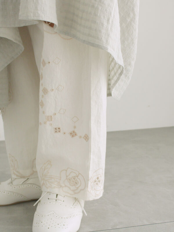 くり抜きモチーフ刺繍パンツ（オフホワイト/ブラック/ボトムス