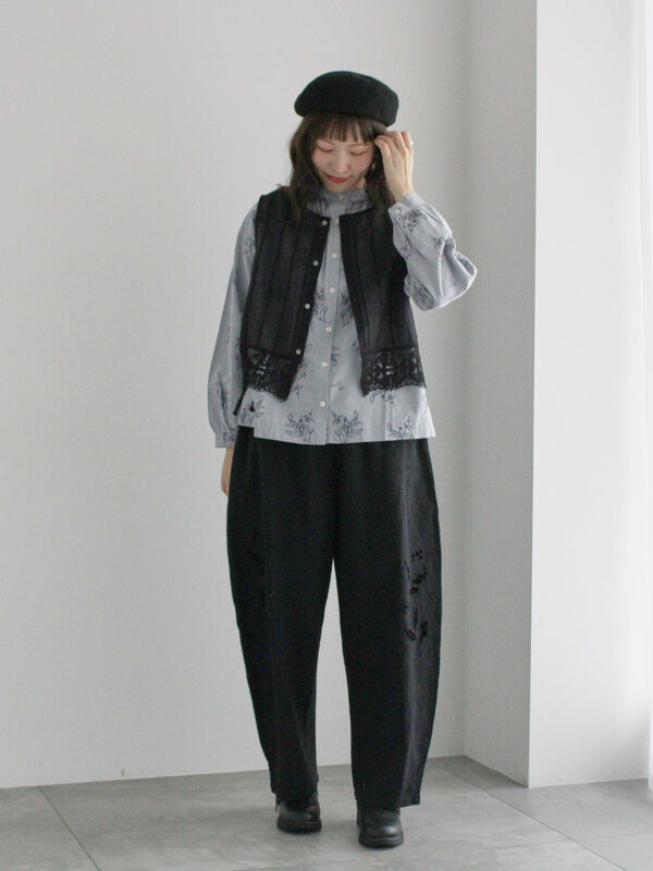 くり抜きモチーフ刺繍パンツ（オフホワイト/ブラック/ボトムス