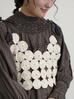 セール】 ハンドスモッキングブラウス（オフホワイト/チャコールグレー