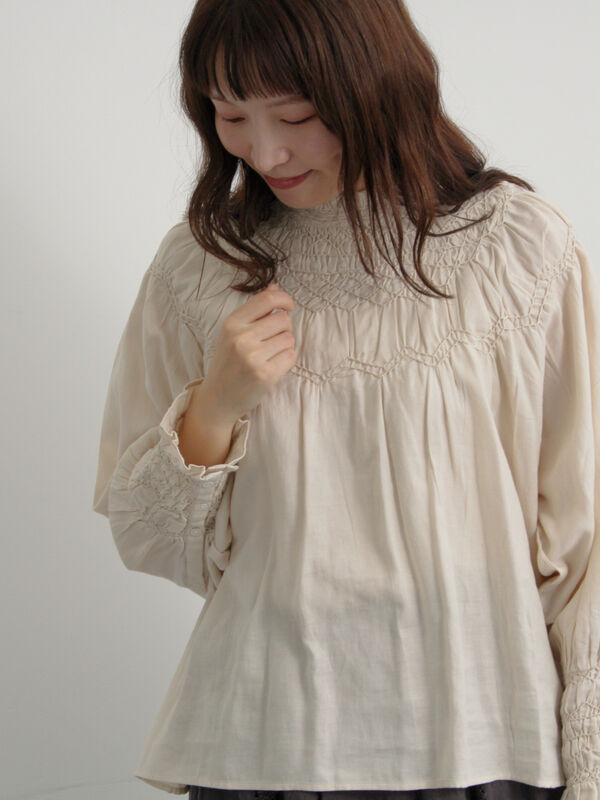セール】 ハンドスモッキングブラウス（オフホワイト/チャコールグレー