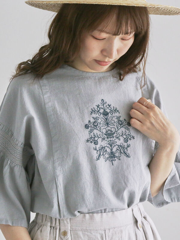 綿麻モチーフ刺繍ブラウス（サックスブルー/ネイビー）｜TSUHARU by Samansa Mos2（ツハルバイサマンサモスモス）通販