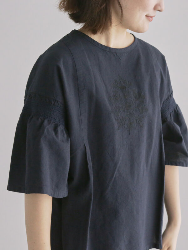 綿麻モチーフ刺繍ブラウス（ネイビー）｜TSUHARU by Samansa Mos2（ツハルバイサマンサモスモス）通販