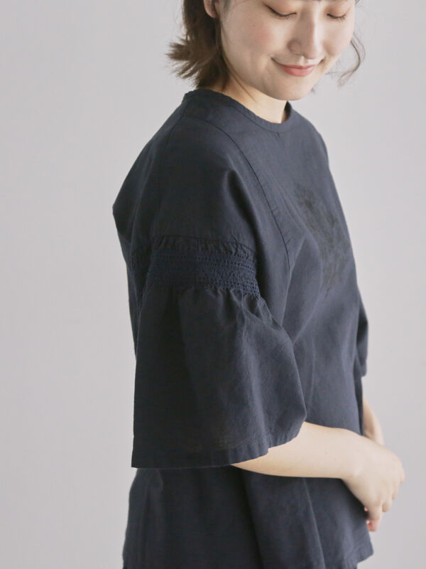 セール】 綿麻モチーフ刺繍ブラウス（サックスブルー/ネイビー