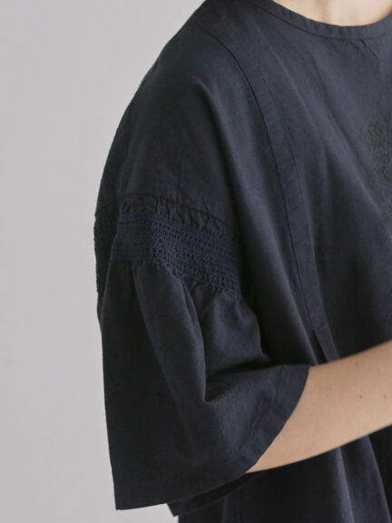 綿麻モチーフ刺繍ブラウス（サックスブルー/ネイビー）｜TSUHARU by Samansa Mos2（ツハルバイサマンサモスモス）通販
