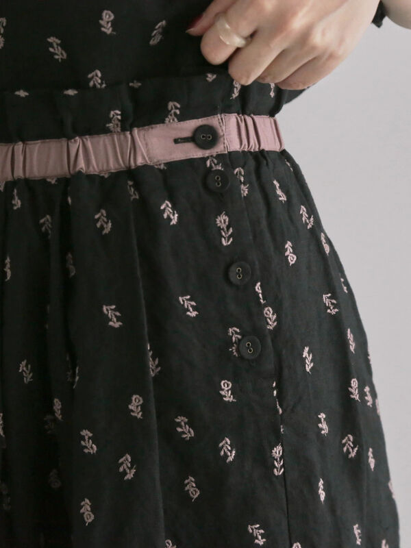 ③ 新品　制服　スカート　比翼　刺繍 セール】 リネン小花柄総刺繍スカート（ブラック/キナリ