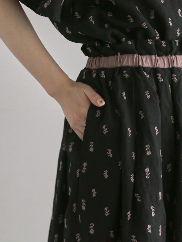 セール】 リネン小花柄総刺繍スカート（ブラック/キナリ