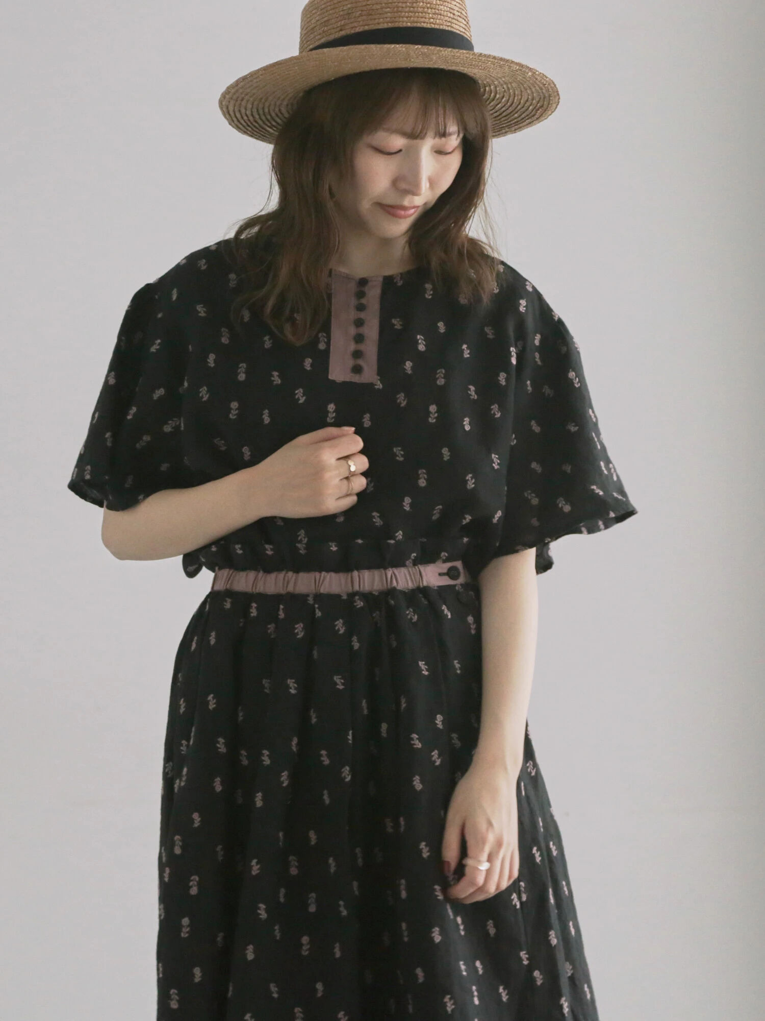 【驚きの値段】 リネン小花柄総刺繍ブラウス（ブラック/キナリ/トップス/シャツ シャツ+ブラウス(半袖+袖なし)