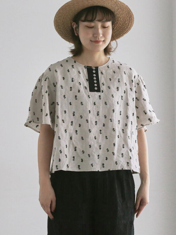 セール】 リネン小花柄総刺繍ブラウス（ブラック/キナリ/トップス