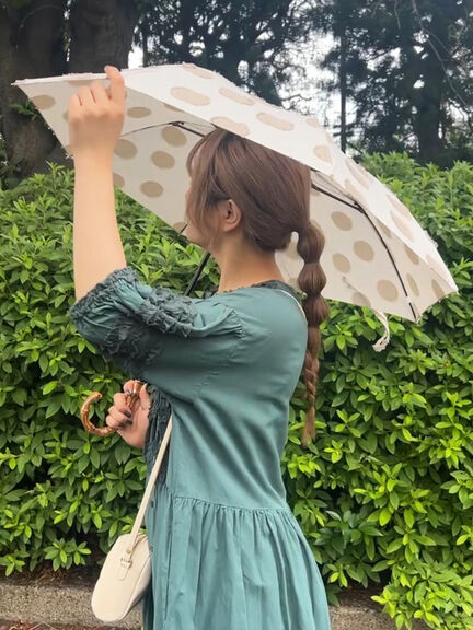 【WEB限】ドット模様の晴雨兼用日傘（ベージュ/ネイビー）｜TSUHARU by Samansa Mos2（ツハルバイサマンサモスモス）通販