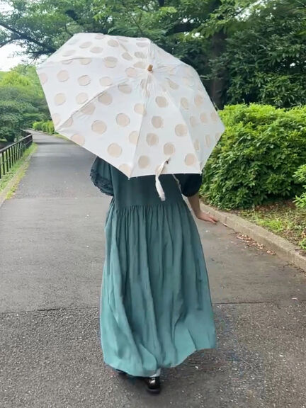 【WEB限】ドット模様の晴雨兼用日傘（ベージュ/ネイビー）｜TSUHARU by Samansa Mos2（ツハルバイサマンサモスモス）通販