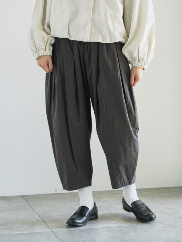 天日干し風加工】タックギャザーパンツ（チャコールグレー