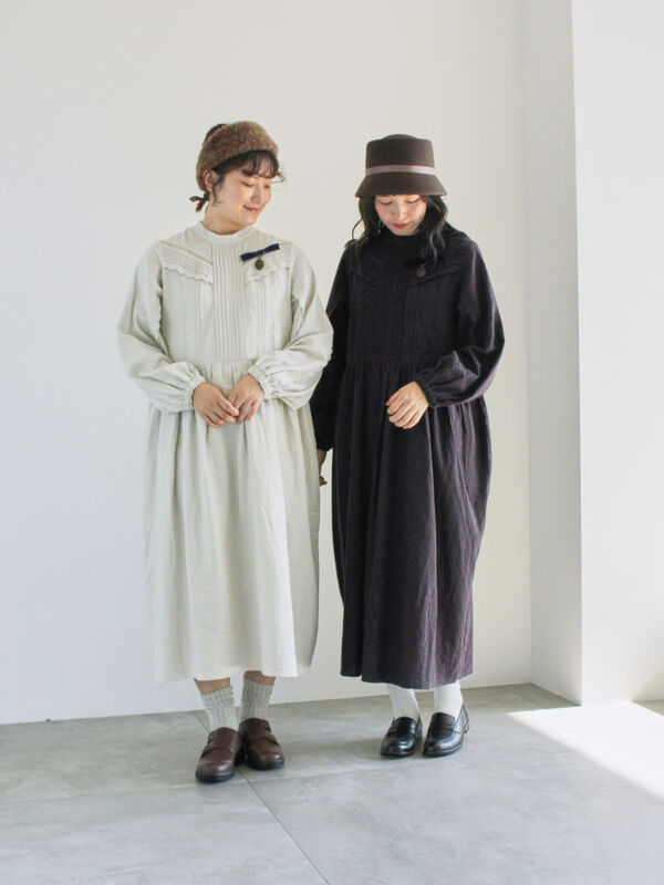 ツハルバイサマンサモスモス　アンティーク風ブローチ付きワンピース　チャコール ツハルバイサマンサモスモス アンティーク風ブローチ付き