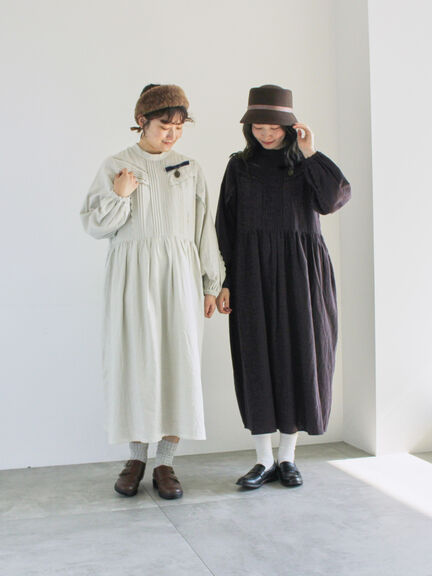 【WEB限定 Sサイズ】アンティーク風ブローチ付きワンピース（チャコールグレー/ベージュ/イエロー）｜TSUHARU by Samansa Mos2（ツハルバイサマンサモスモス）通販
