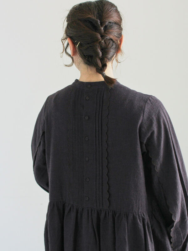 ツハルバイサマンサモスモス　アンティーク風ブローチ付きワンピース　チャコール WEB限定 Sサイズ】アンティーク風ブローチ付きワンピース