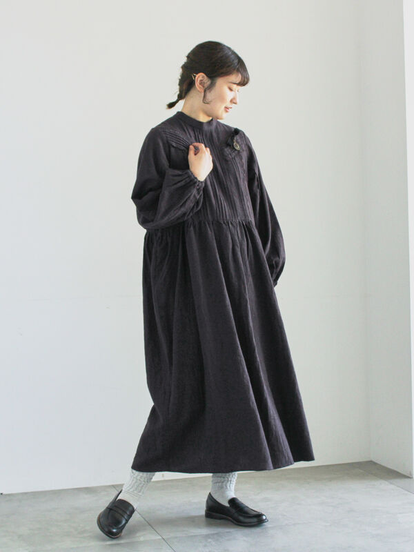 ツハルバイサマンサモスモス　アンティーク風ブローチ付きワンピース　チャコール WEB限定 Sサイズ】アンティーク風ブローチ付きワンピース