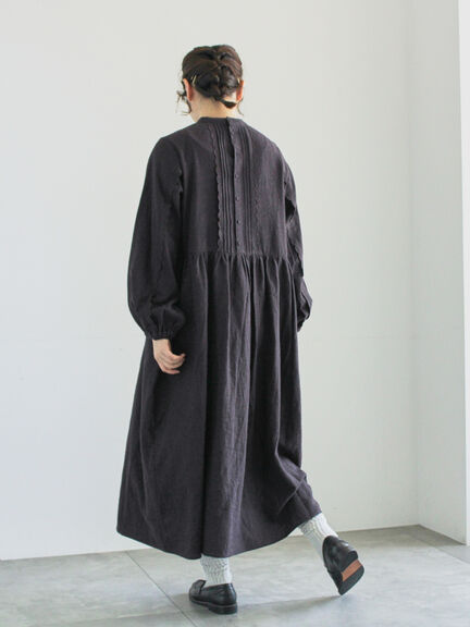 【WEB限定 Sサイズ】アンティーク風ブローチ付きワンピース（チャコールグレー/ベージュ/イエロー）｜TSUHARU by Samansa Mos2（ツハルバイサマンサモスモス）通販