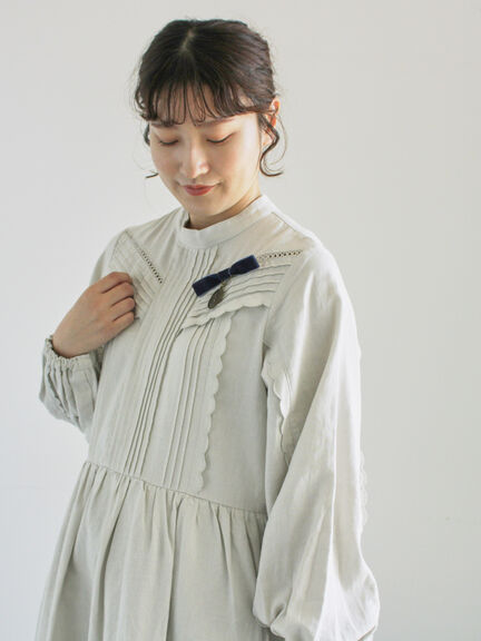 【WEB限定 Sサイズ】アンティーク風ブローチ付きワンピース（チャコールグレー/ベージュ/イエロー）｜TSUHARU by Samansa Mos2（ツハルバイサマンサモスモス）通販