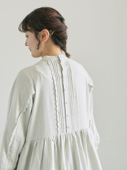 【WEB限定 Sサイズ】アンティーク風ブローチ付きワンピース（チャコールグレー/ベージュ/イエロー）｜TSUHARU by Samansa Mos2（ツハルバイサマンサモスモス）通販