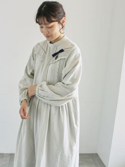 【WEB限定 Sサイズ】アンティーク風ブローチ付きワンピース（チャコールグレー/ベージュ/イエロー）｜TSUHARU by Samansa Mos2（ツハルバイサマンサモスモス）通販
