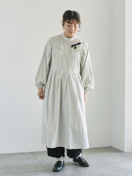【WEB限定 Sサイズ】アンティーク風ブローチ付きワンピース（チャコールグレー/ベージュ/イエロー）｜TSUHARU by Samansa Mos2（ツハルバイサマンサモスモス）通販
