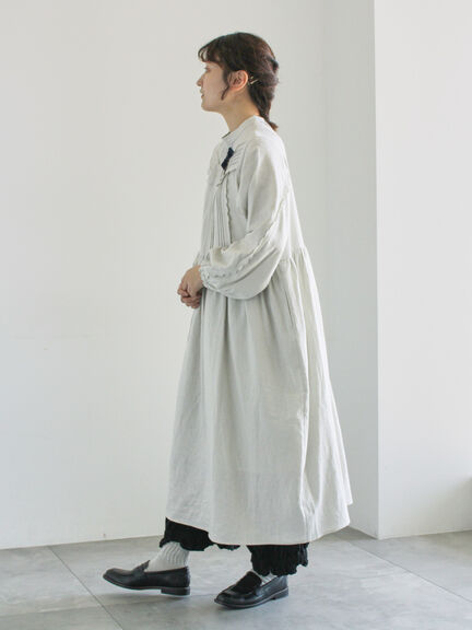 【WEB限定 Sサイズ】アンティーク風ブローチ付きワンピース（チャコールグレー/ベージュ/イエロー）｜TSUHARU by Samansa Mos2（ツハルバイサマンサモスモス）通販