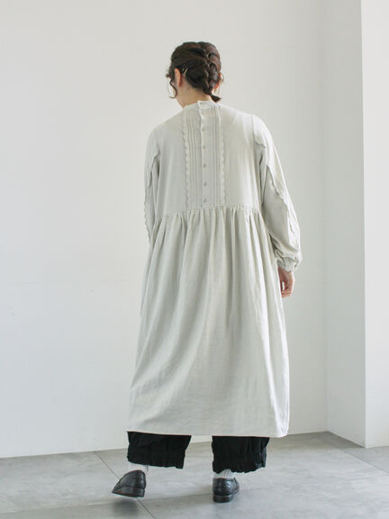 【WEB限定 Sサイズ】アンティーク風ブローチ付きワンピース（チャコールグレー/ベージュ/イエロー）｜TSUHARU by Samansa Mos2（ツハルバイサマンサモスモス）通販
