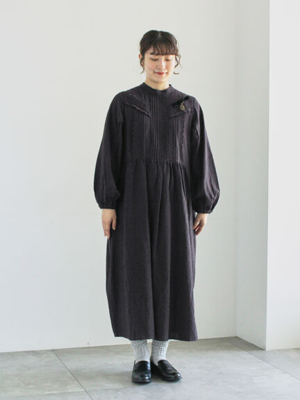 【WEB限定 Sサイズ】アンティーク風ブローチ付きワンピース（チャコールグレー/ベージュ/イエロー）｜TSUHARU by Samansa Mos2（ツハルバイサマンサモスモス）通販