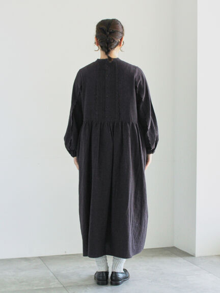 【WEB限定 Sサイズ】アンティーク風ブローチ付きワンピース（チャコールグレー/ベージュ/イエロー）｜TSUHARU by Samansa Mos2（ツハルバイサマンサモスモス）通販